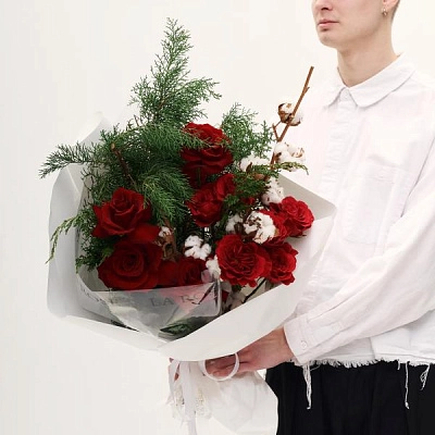 Рождественский букет с хлопком и розамиc